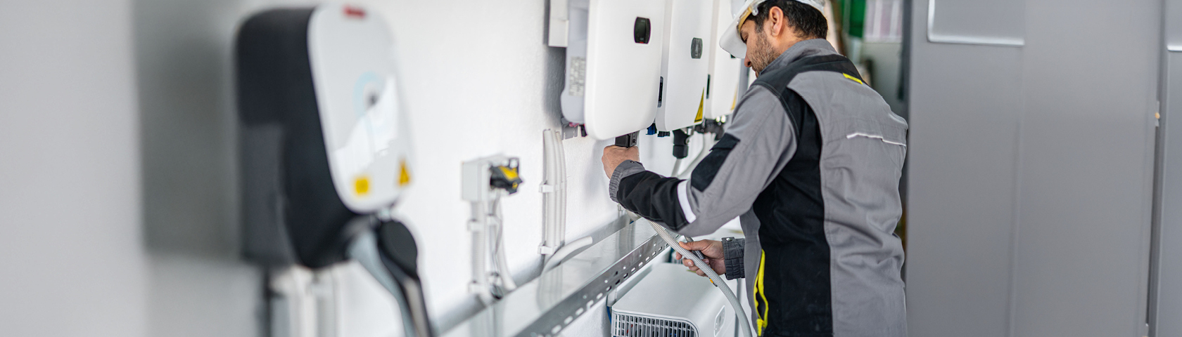 Techniker installiert Wallbox als steuerbare Verbrauchseinrichtung